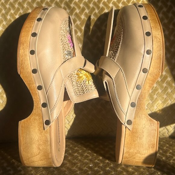 Anthropologie x  L'artiste Chienti Raffia Floral Embroidered Buckle Stud Clogs - Picture 14 of 16